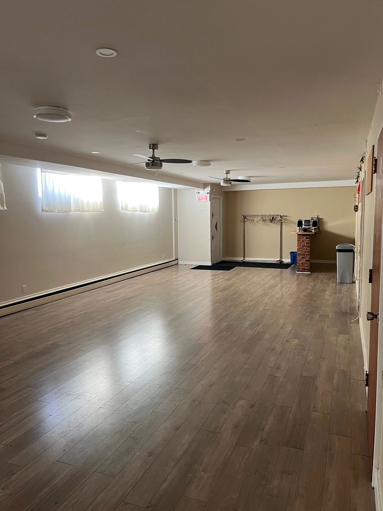 Salle S-sol Presbytère
Option A - 60 personnes assises
Option B - 75 Cocktail