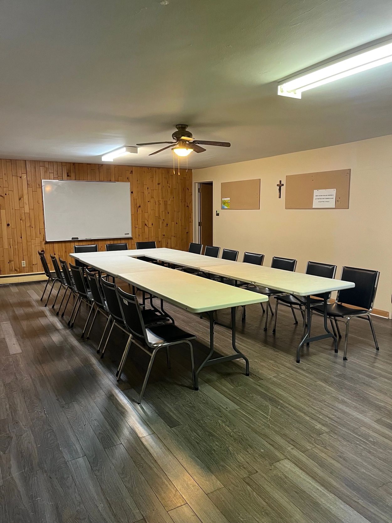 Salle Vitrée 
25-30 personnes assises
Salle pour des réunion d’affaires et formation entre autres. 
