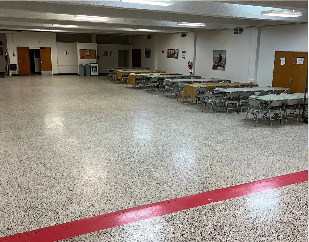 Grande Salle (sous-sol Église)
Option A - 300 personnes assises
Option B - 350 Cocktail
