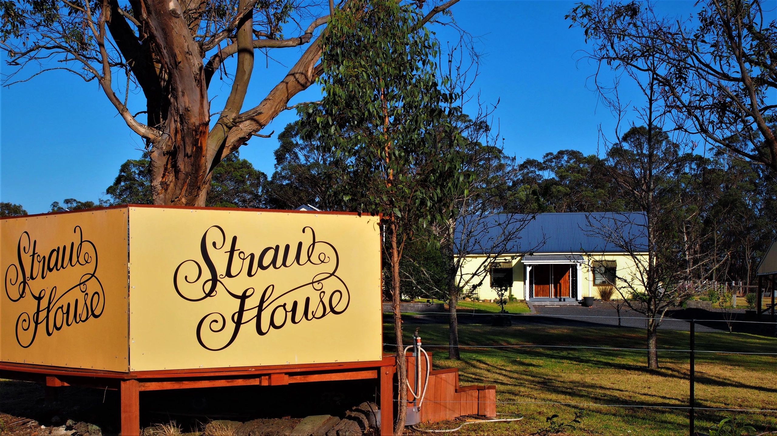 Straw House BnB Bed and Breakfast, Bed and Breakfast