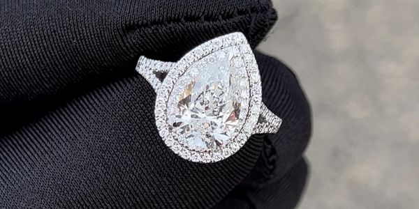 Ring Pear Shape Diamond in Center with Diamonds on the sides