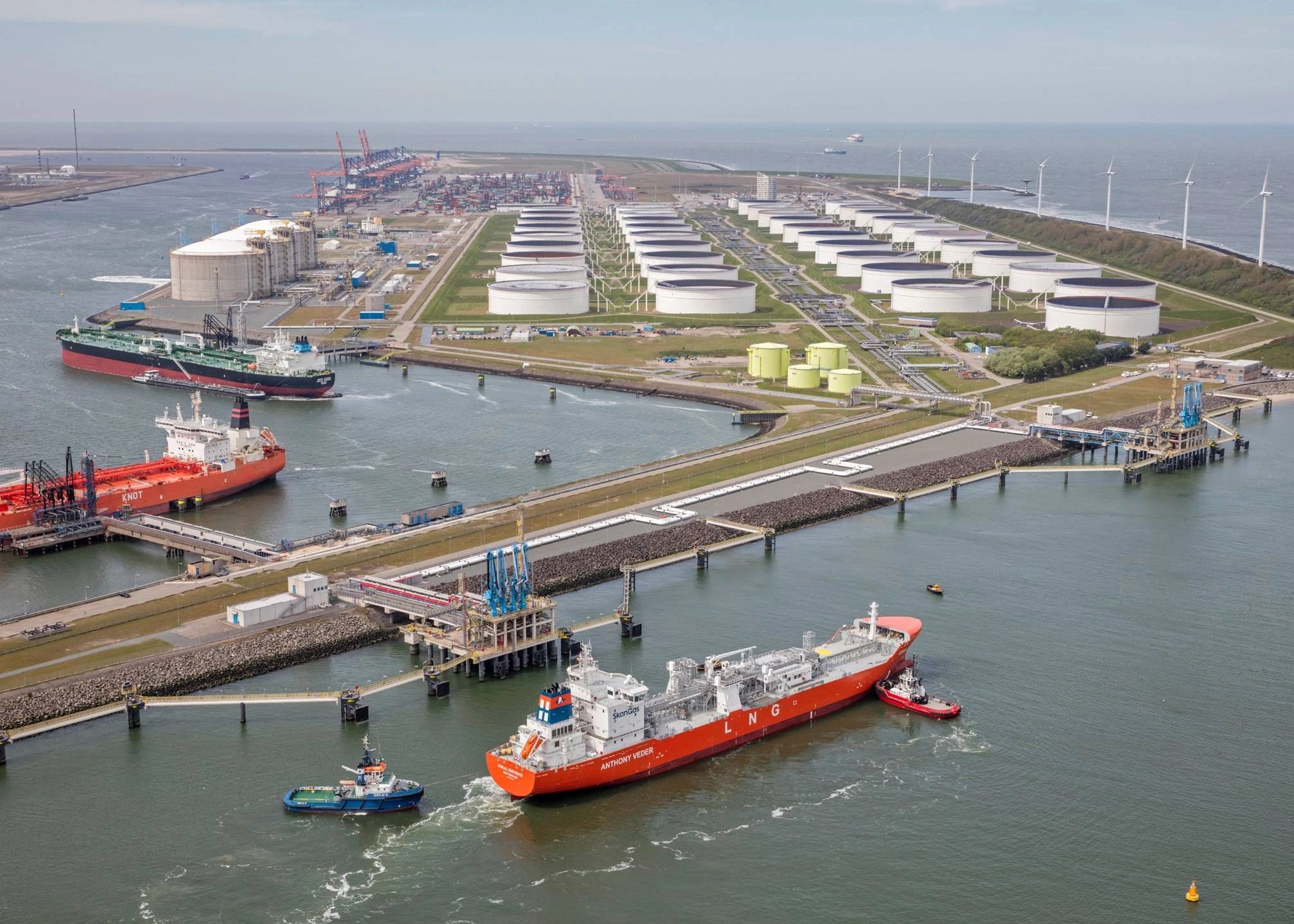Gate terminal. Порт Роттердам танкерный терминал. Терминал СПГ Испания. СПГ терминалы в Европе. LNG терминал.