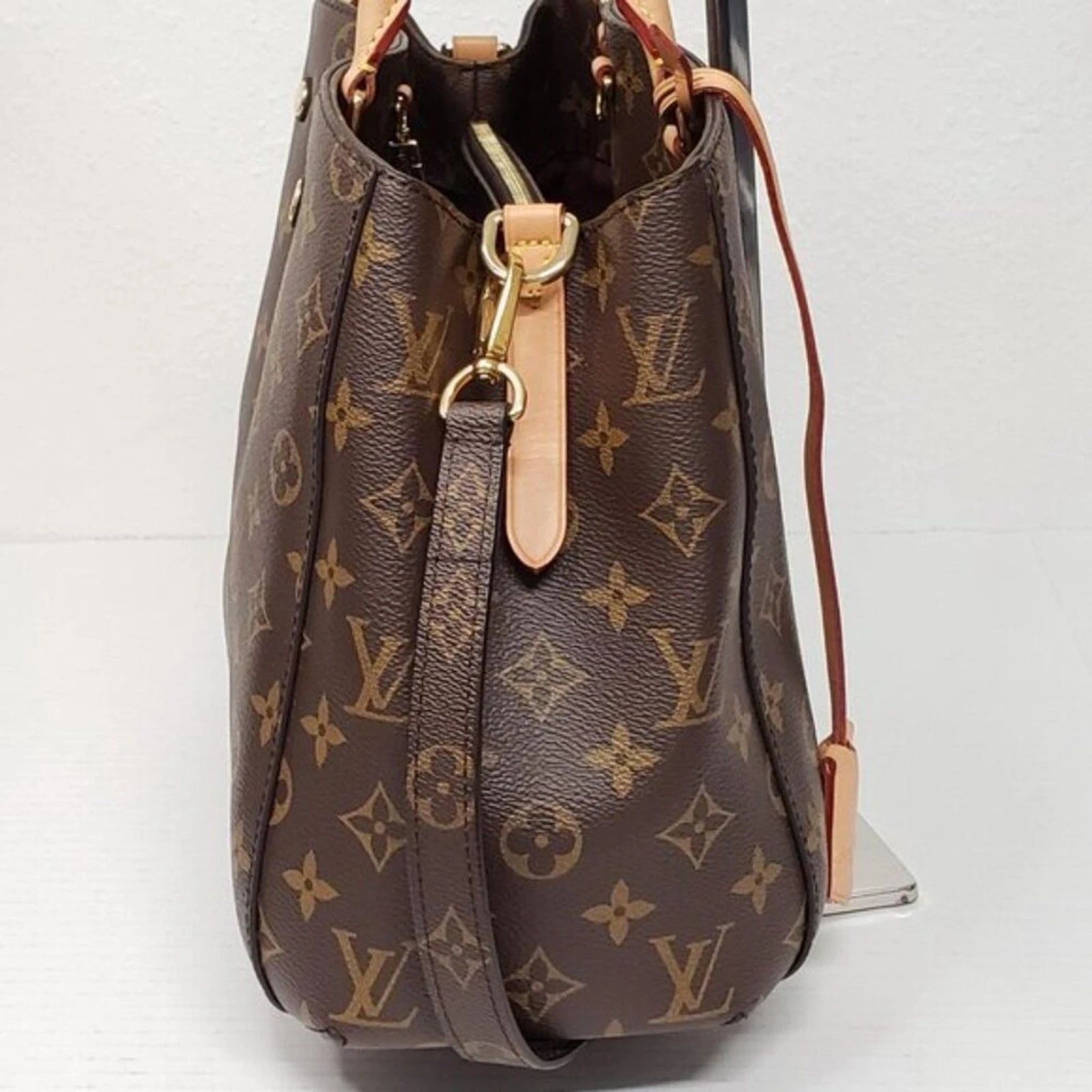 Louis Vuitton Montaigne MM Monogram Canvas Shoulder Bag — photo 3