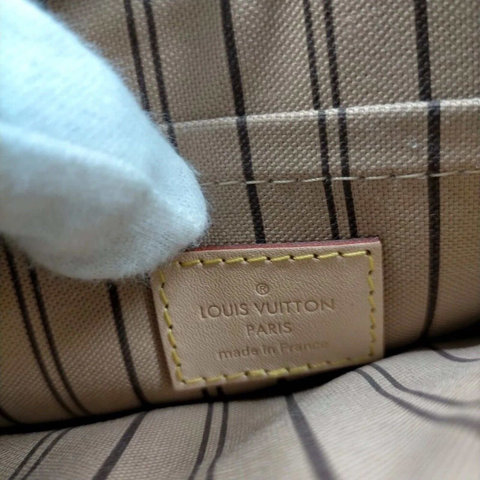Louis Vuitton Authentic Louis Vuitton Accessory Neverfull Pouch — photo 10