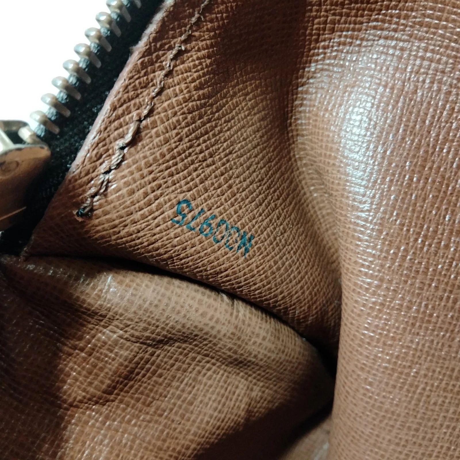 Louis Vuitton Papillon 26 Monogram Barrel Bag | Vintage LV Designer Handbag — photo 9