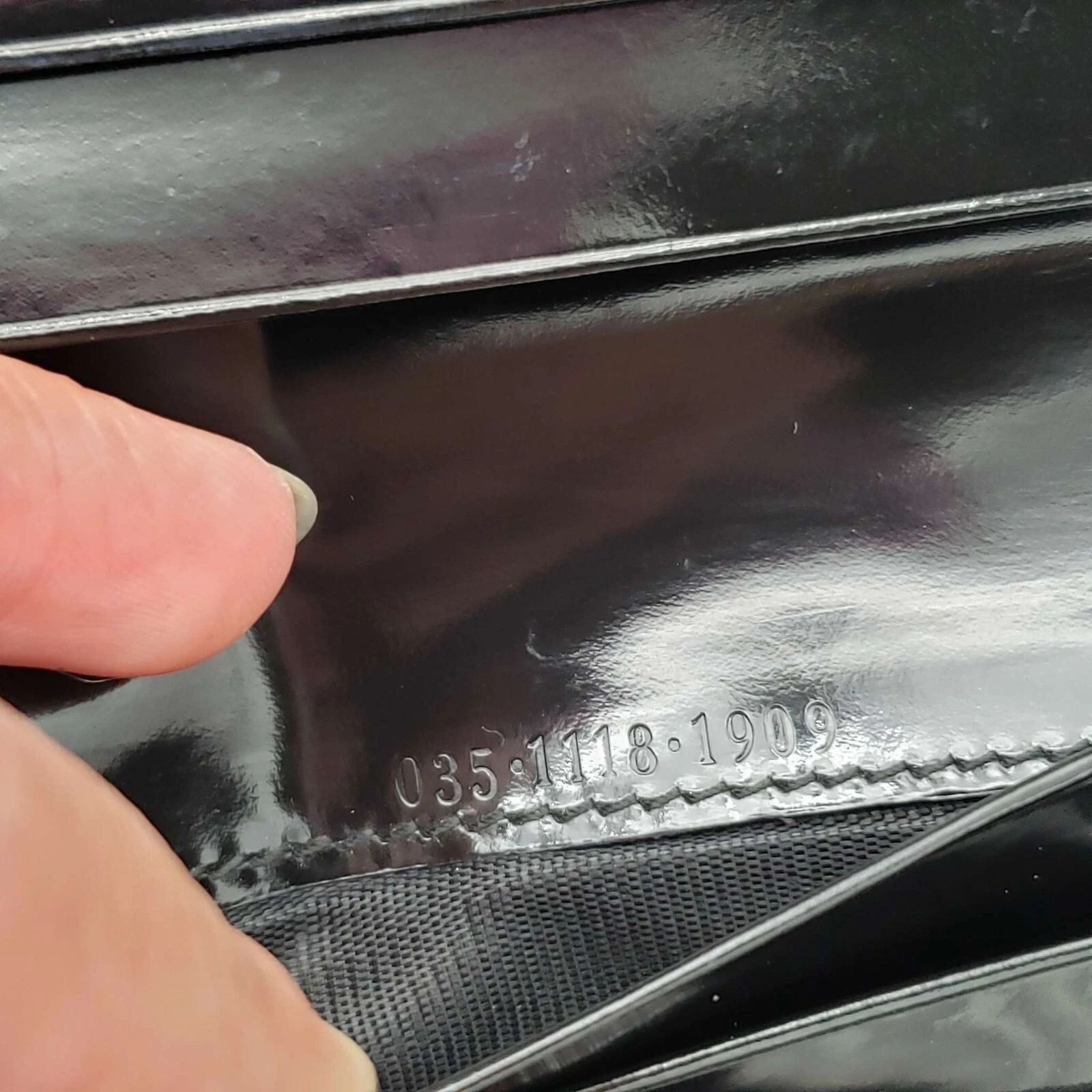 Gucci Black Patent Leather Compact Wallet — photo 10