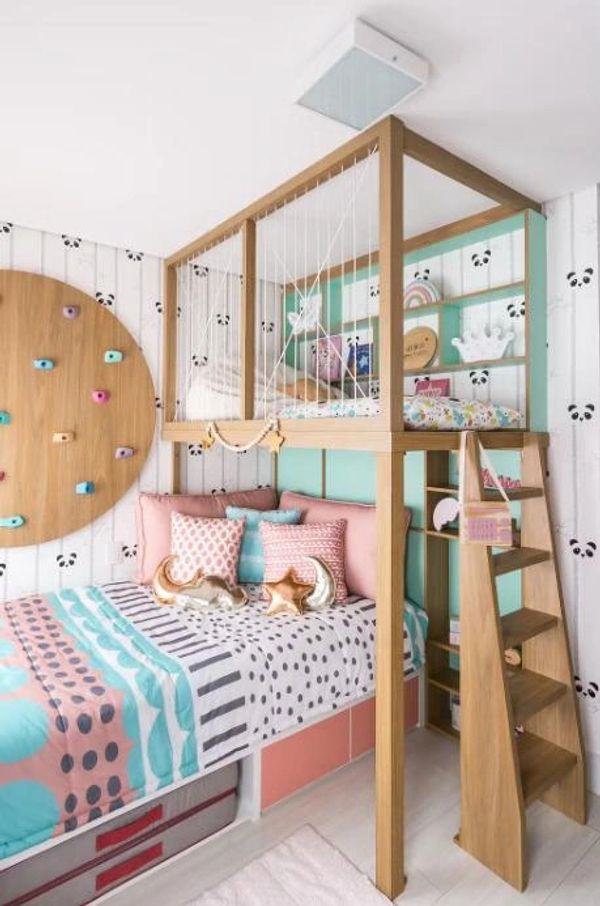 Cama tipo litera con diseño moderno y colorido en habitación infantil.