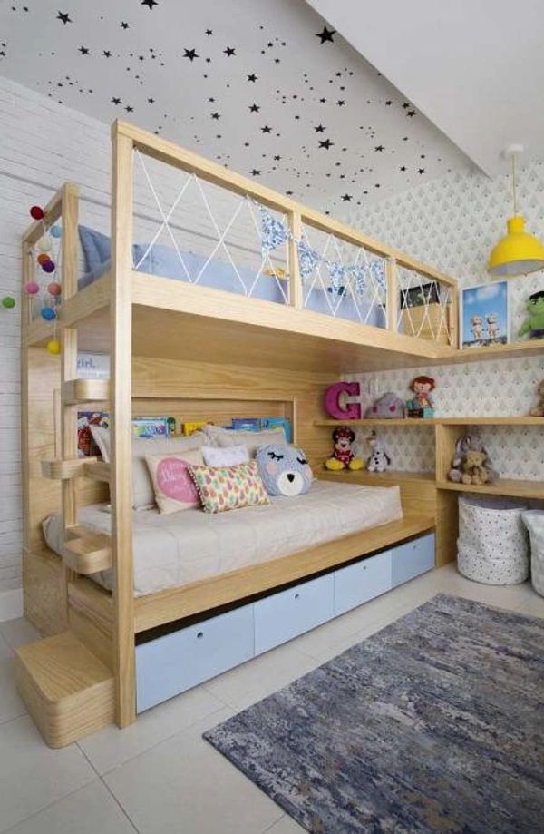 Habitación infantil con litera de madera y decoración de estrellas.