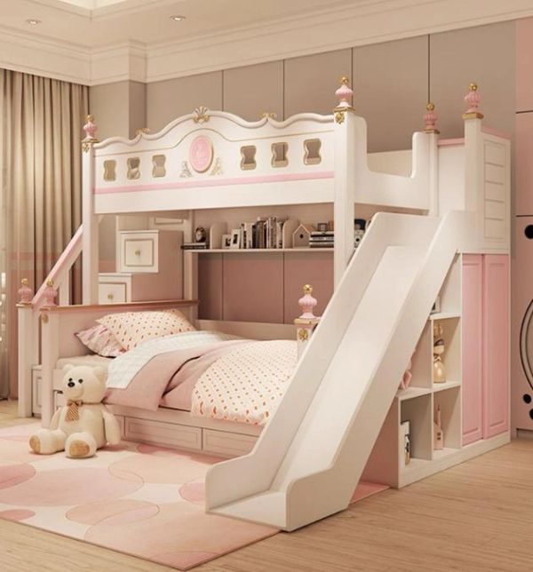 Habitación infantil con cama doble y tobogán.