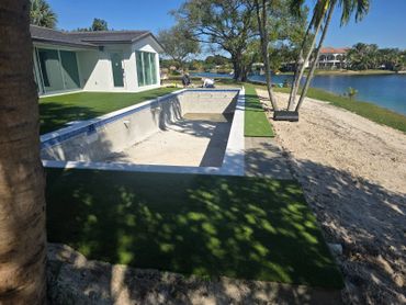 pools with integrated spa
pools with decorative waterfalls and fountains
weekly maintenance for private pools
