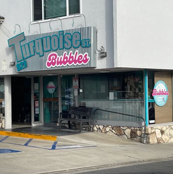 Turquoise Bubbles is comfy, cute, and quaint.  Cash or card, we take it all! PB's finest laundromat.