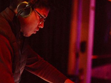 dj tocando musica en una fiesta 