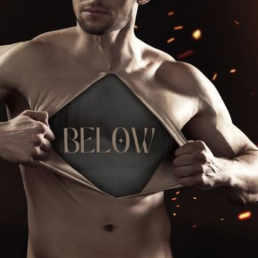 Homme ouvrant sa chemise révélant le mot "BELOW" sur le torse.