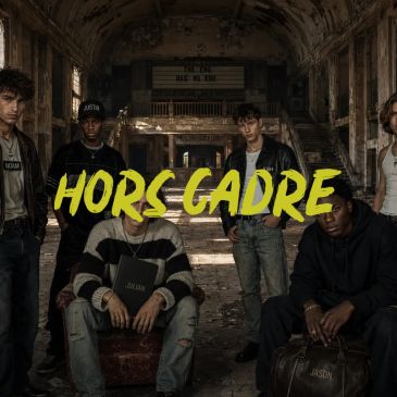 Groupe de jeunes dans un bâtiment abandonné avec le texte "HORS CADRE".