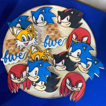 Sonic the Hedgehog character cutouts on a round base with the words 'five'.
