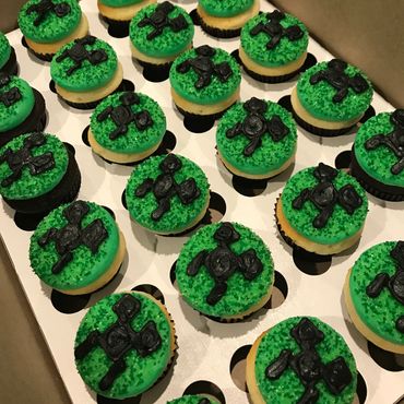 Cupcakes with green frosting and Minecraft Creeper designs.