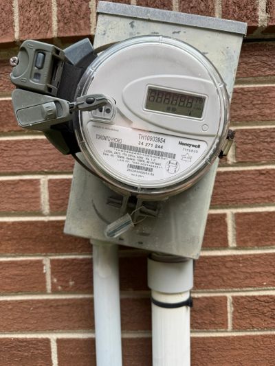Detached electrical meter base being repaired by Green Cables Tech during an emergency electrical se