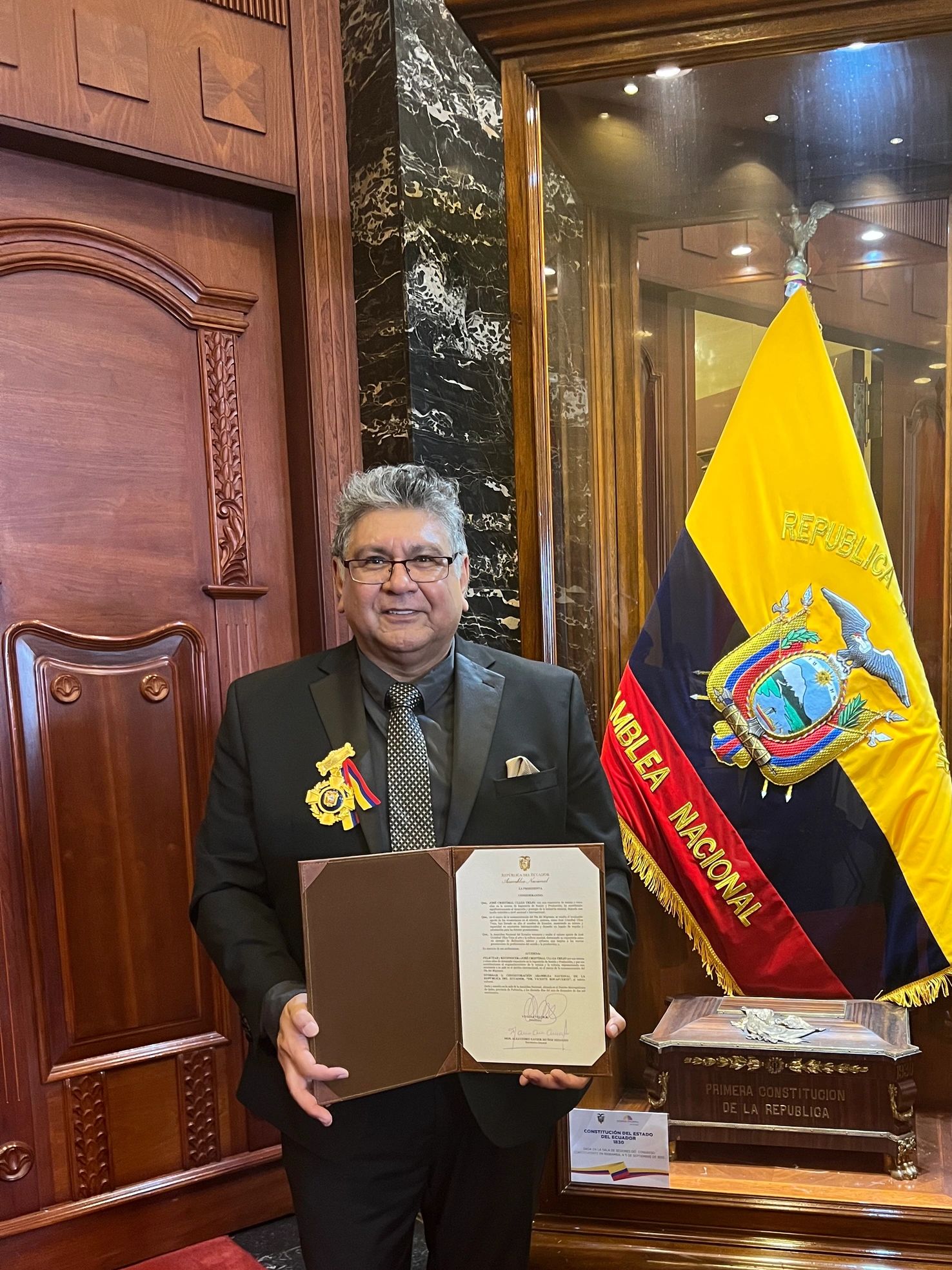 Jose Ulloa primer ecuatoriano ganador del Grammy es condecorado por la Asamblea Nacional del Ecuador