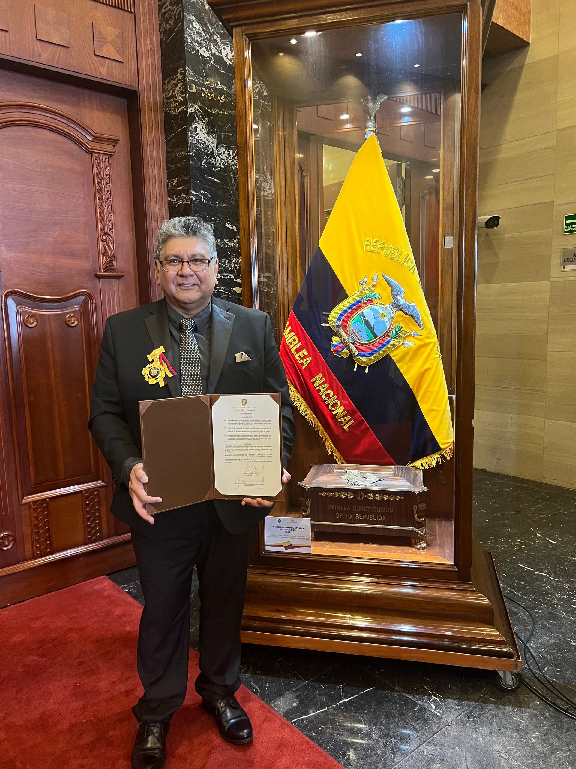 J.C. Ulloa recibe la condecoración Dr. Vicente Rocafuerte de la Asamblea Nacional del Ecuador