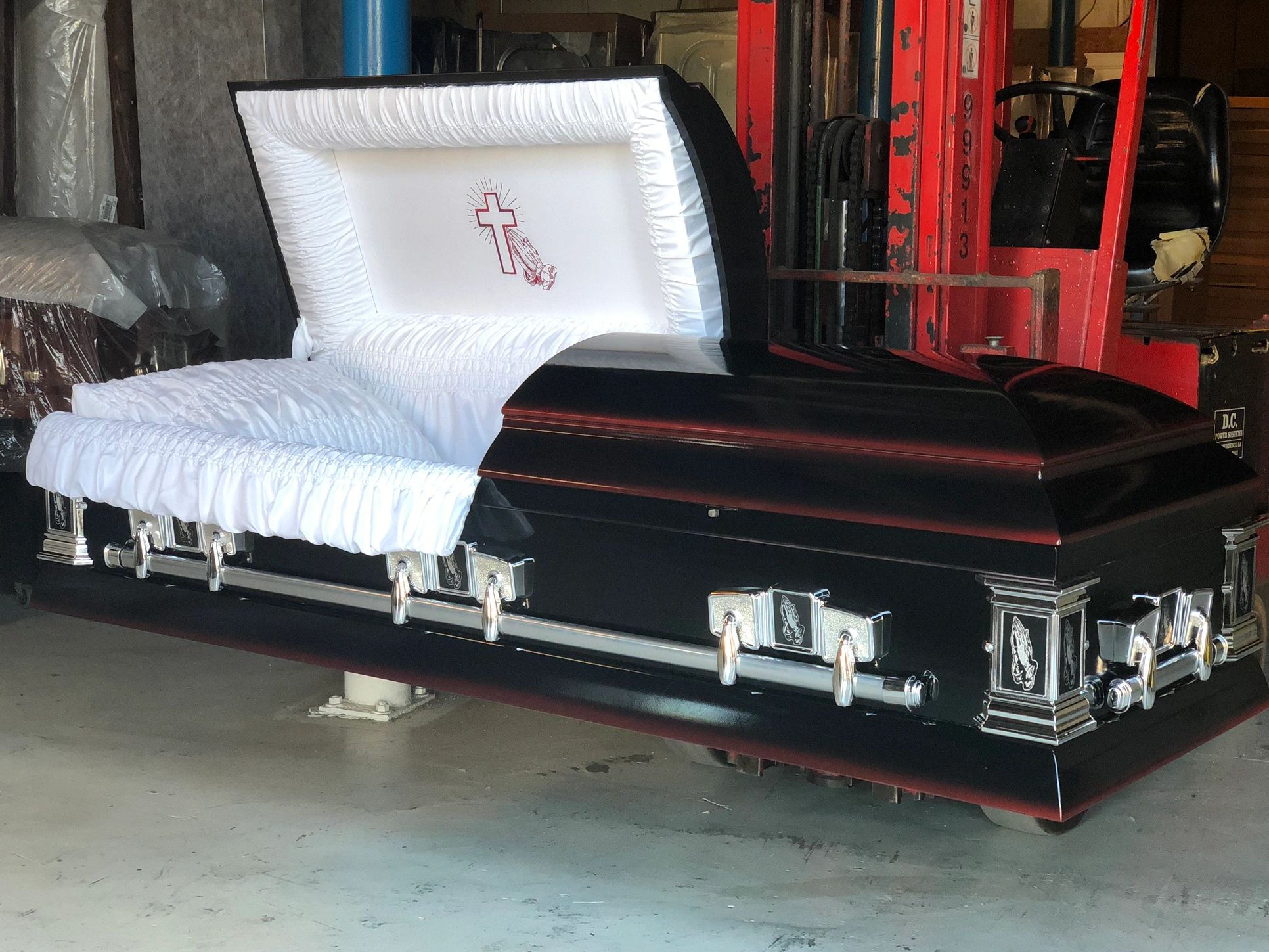 {"blocks":[{"key":"3bqma","text":"We love this red-shaded piano black casket. Surely suitable for a gentleman with razor sharp style!","type":"unstyled","depth":0,"inlineStyleRanges":[],"entityRanges":[],"data":{}}],"entityMap":{}}