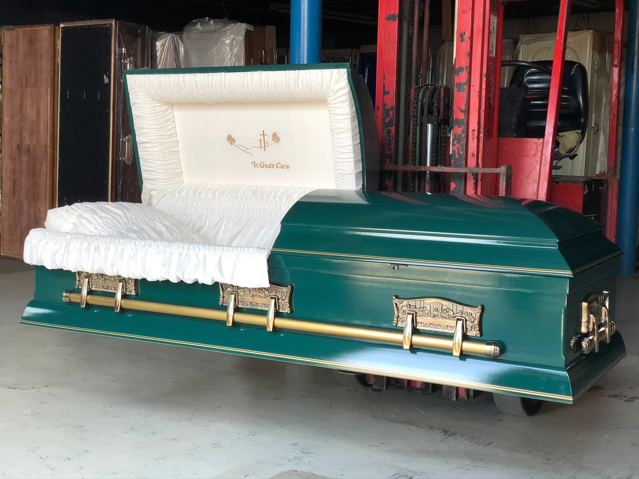 {"blocks":[{"key":"2930b","text":"Our client requested Forest Green with Gold Trim. We LOVE this color on a casket!","type":"unstyled","depth":0,"inlineStyleRanges":[],"entityRanges":[],"data":{}}],"entityMap":{}}