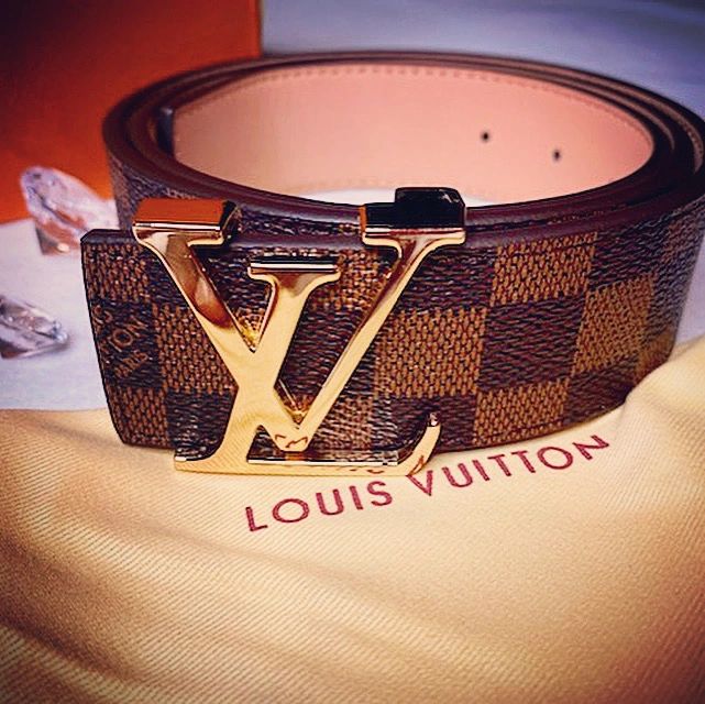crisis geest Desillusie Louis Vuitton Belt Logo