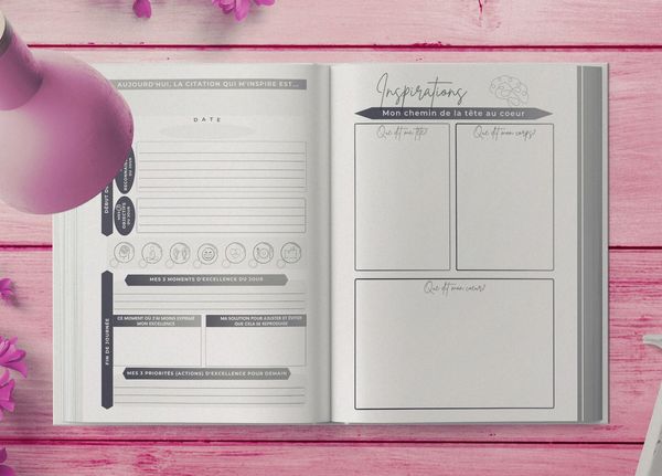 Intérieur Journal de Gratitude - Collection Ode à l'amour sur table en bois ton rose