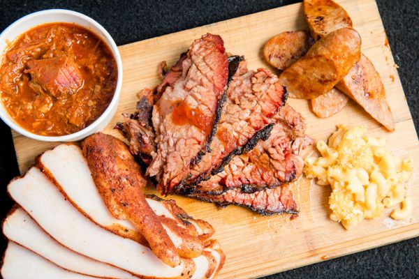 grilled meat with curry and mac and cheese 