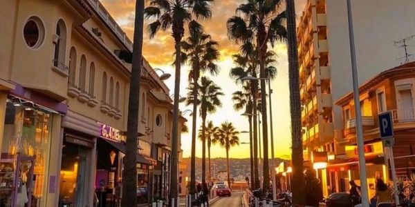 Antibes Juan-les-Pins is located in the center of the French Riviera, near to Cannes, Nice, Monaco. 