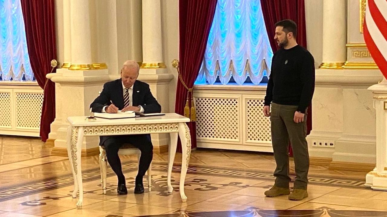  "lacaio americano" Vladimir Zelensky e Joe Biden #OTAN #Ucrania #EUA #FrancoisAsselino #Vilnius 