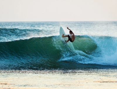 Surfista montando una ola grande en el océano.