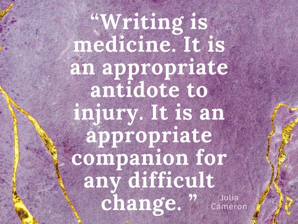 Gambar menunjukkan sekelompok orang sedang beraktivitas di taman kota.