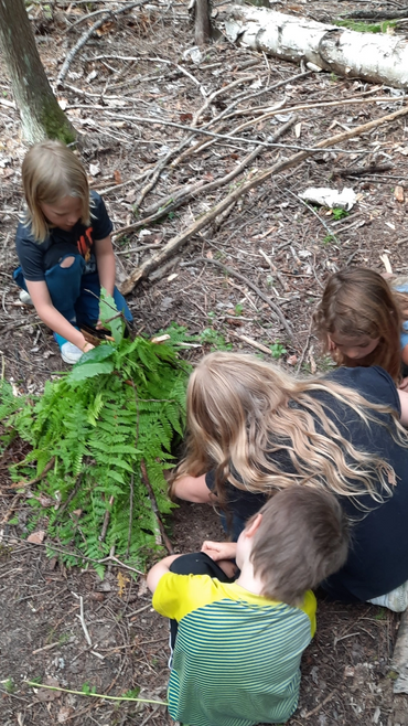 children cooperating and using their imagination