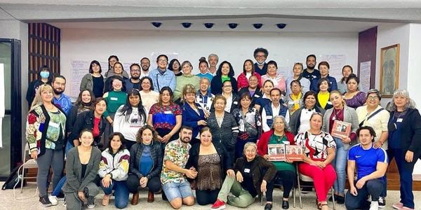 Gran grupo de personas en una reunión o taller.