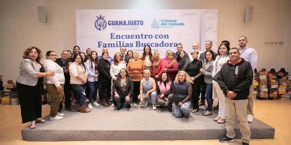 Grupo de personas en evento de Familias Buscadoras en Guanajuato.