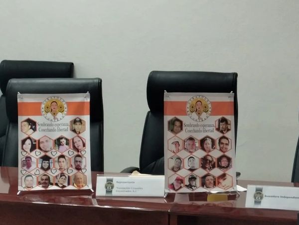 Panel con fotos de personas bajo el lema "Sembrando esperanza, cosechando libertad".