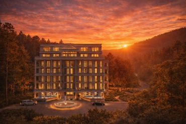 Hotel moderno al atardecer en un paisaje boscoso.