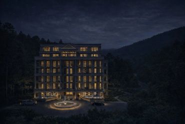Hotel elegante iluminado en la noche.