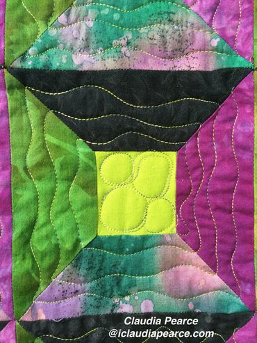Window quilt block with green center