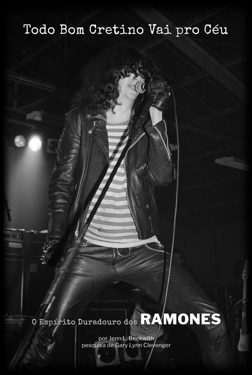 Foto em preto e branco do vocalista dos Ramones cantando.