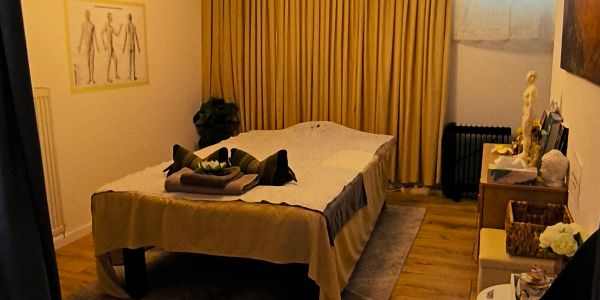 Behandlungszimmer mit Massage- oder Therapieliege.