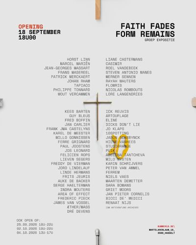 Poster van groepsexpositie 'Faith Fades Form Remains' met namen van kunstenaars en openingsdetails.