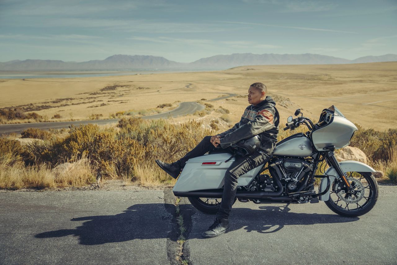 SiL Biker Shop — Harley-Davidson Cruiser on road