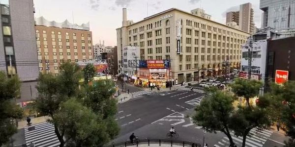 "长安安居日本桥总部位于日本繁华商业区，紧邻主要交通枢纽，便于为客户提供高效的签证办理、房产投资、公司注册等服务。我们的办公室环境舒适、专业，确保为每一位客户提供个性化服务。"