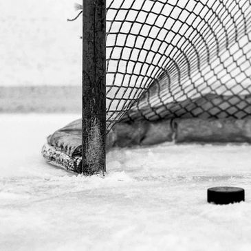 hockey puck going into the net, ice hockey, hockey practice. 