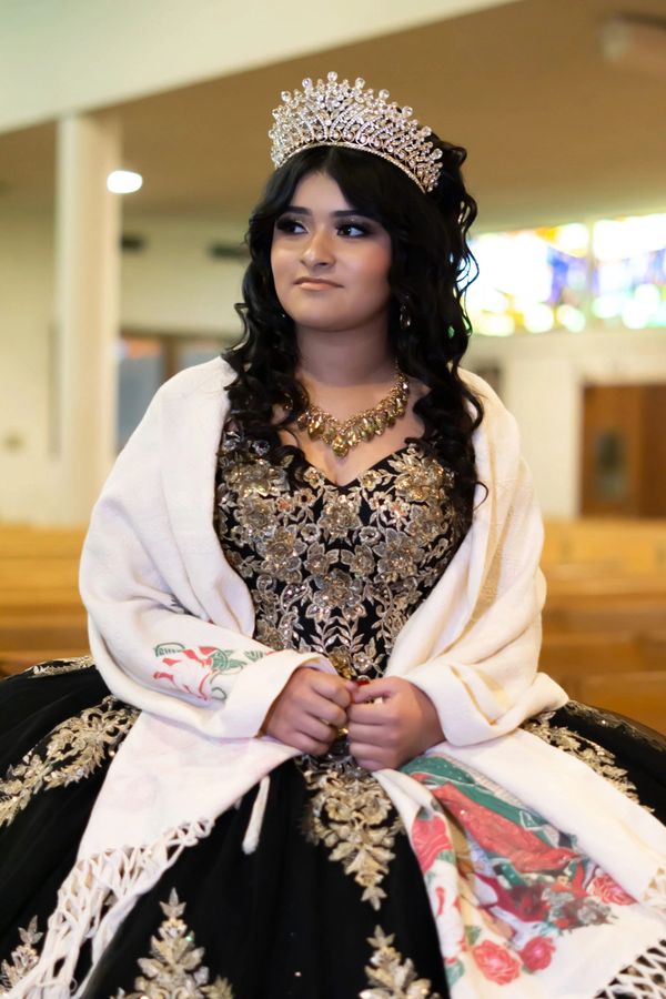 Quinceańera en la misa.