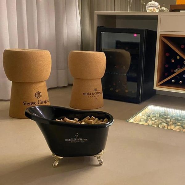 Bancos Espumantes em uma sala com champanheira na frente .