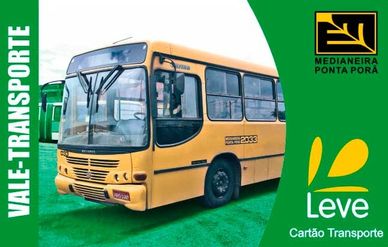 Ônibus amarelo do transporte público com logo do Cartão Transporte Leve.
