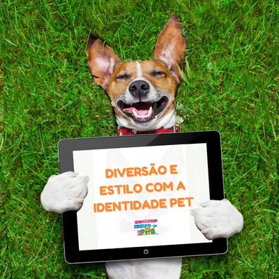 Cachorro feliz deitado na grama com um ipad escrito "diversão e estilo com a identidade pet" 