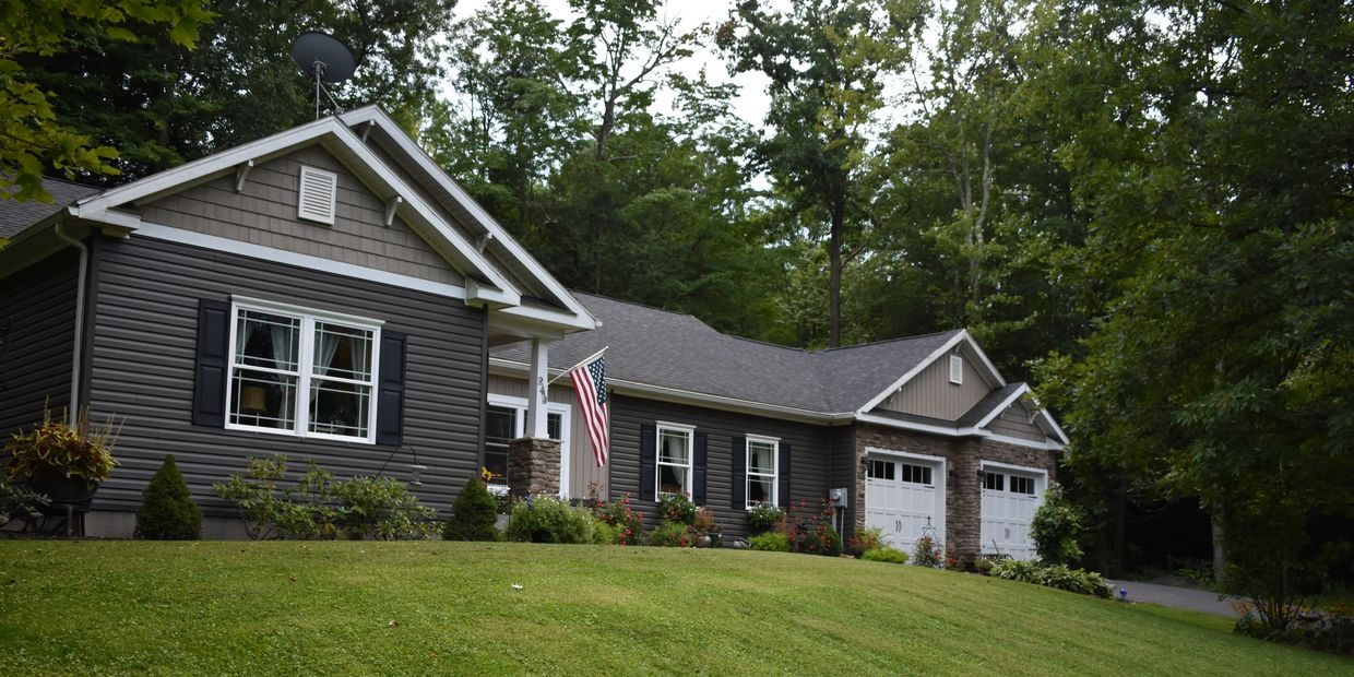 One-story house with a front yard